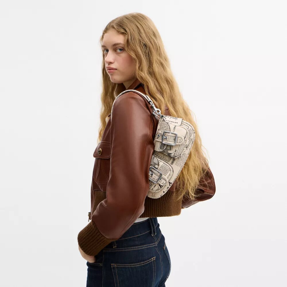 Ashton-schoudertas met krantenprint