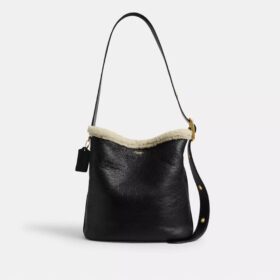 Bleecker-bucketbag van schapenvacht