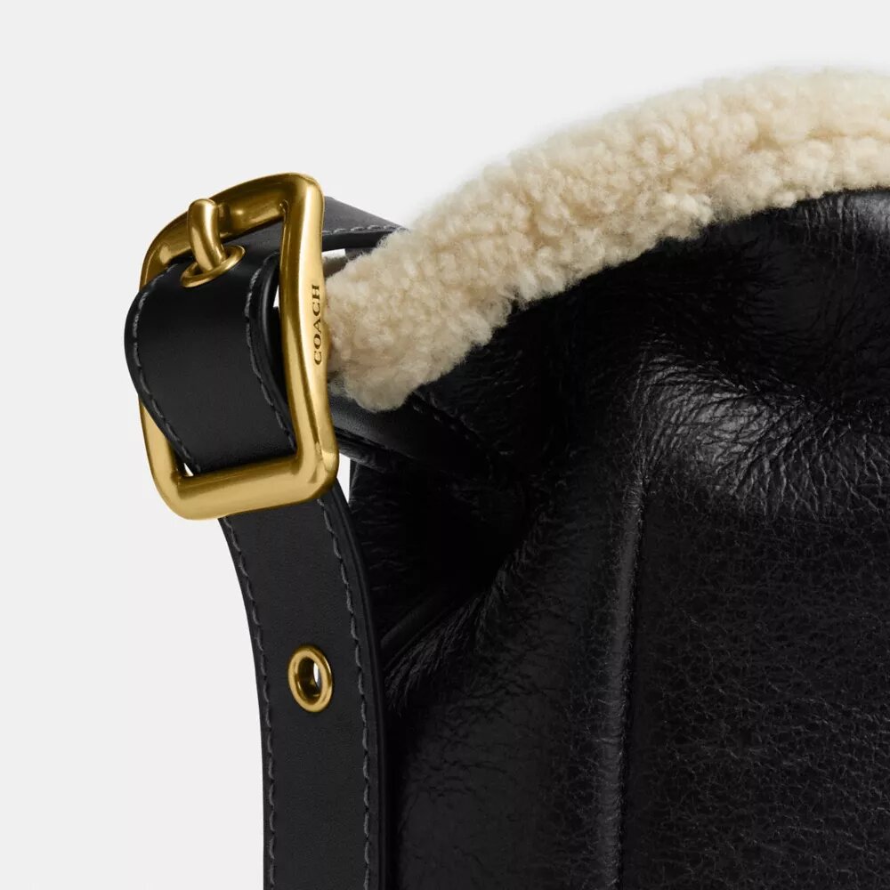 Bleecker-bucketbag van schapenvacht