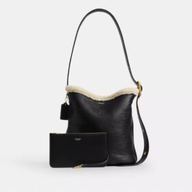 Bleecker-bucketbag van schapenvacht