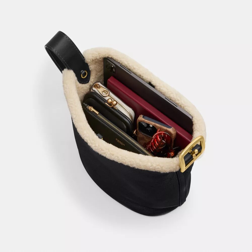 Bleecker-bucketbag van schapenvacht