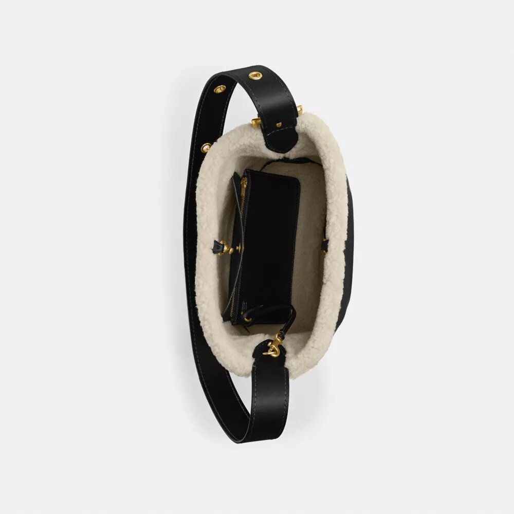 Bleecker-bucketbag van schapenvacht