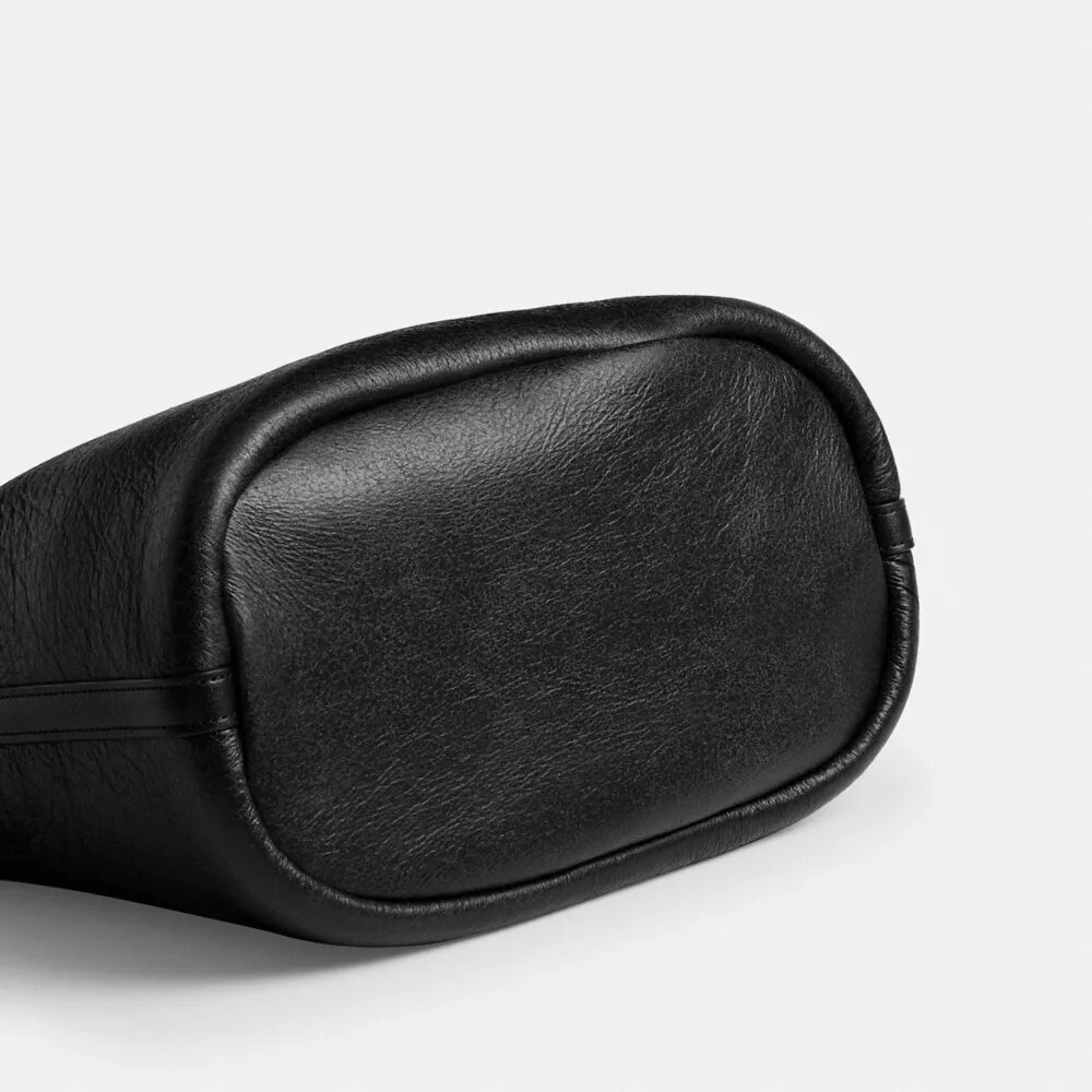 Bleecker-bucketbag van schapenvacht