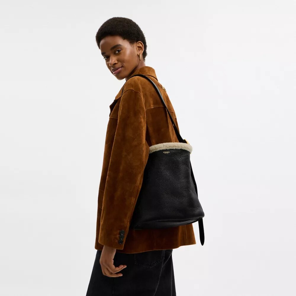 Bleecker-bucketbag van schapenvacht
