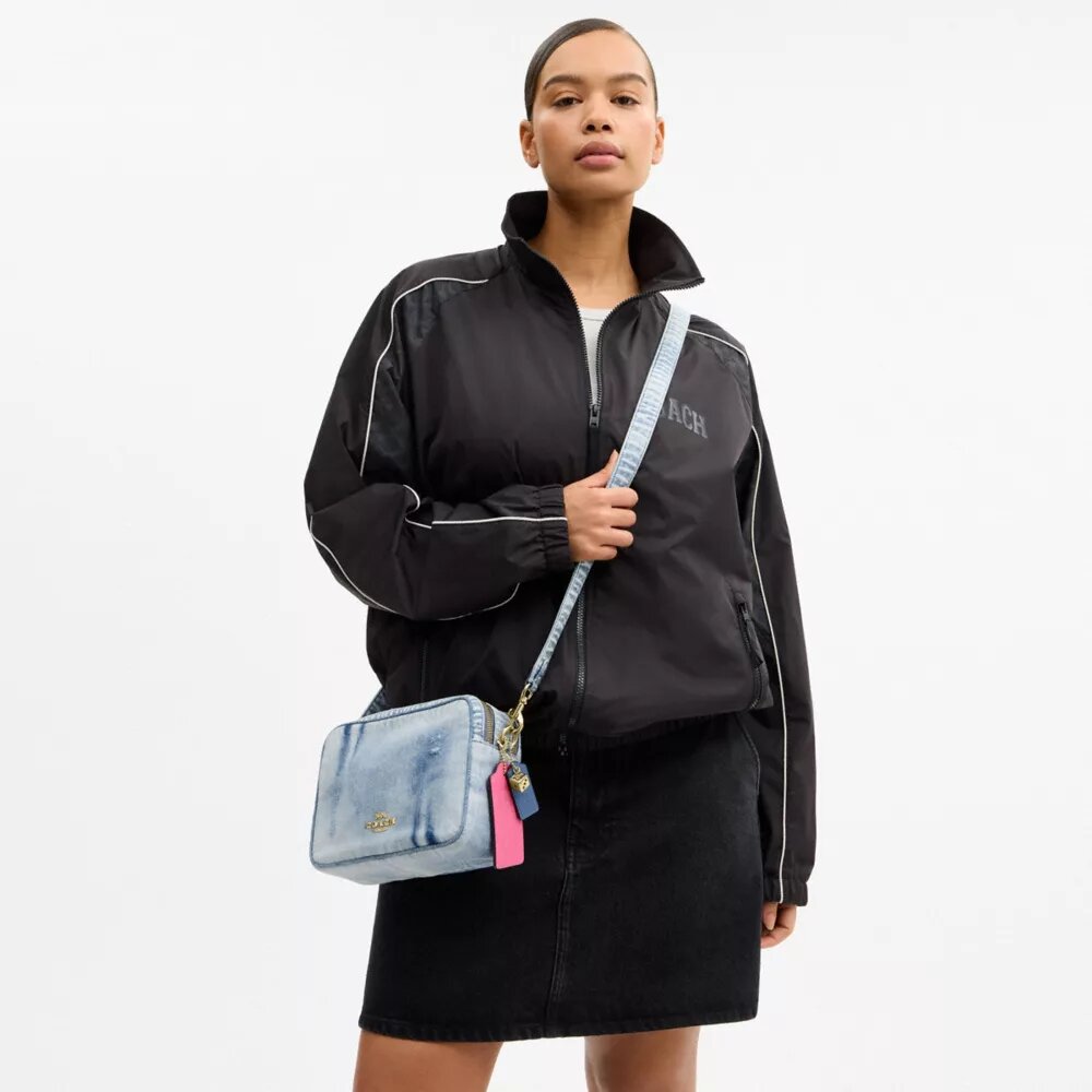 Carey-crossbodytas in 'Loved Denim' met bedels