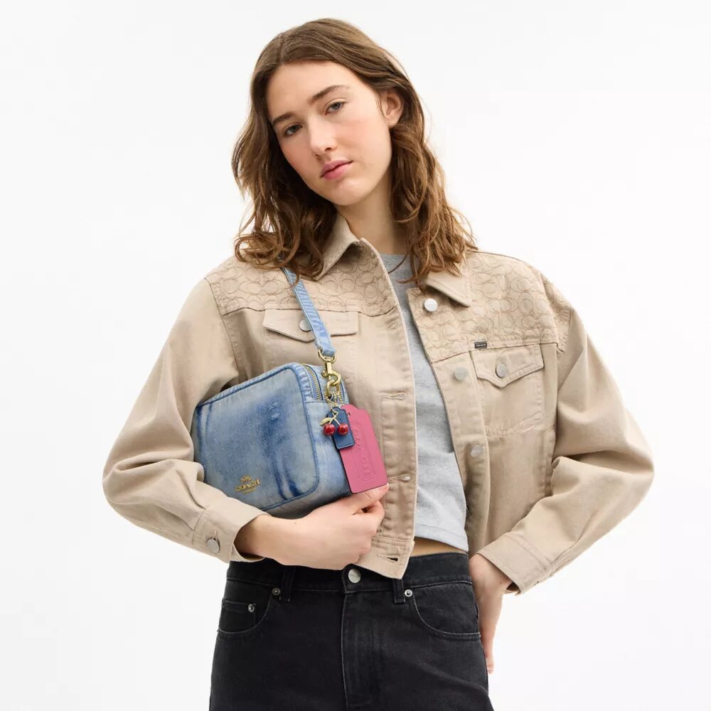 Carey-crossbodytas in 'Loved Denim' met bedels