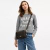 Carey-crossbodytas van het ‘Loved’ Signature Canvas met bedels