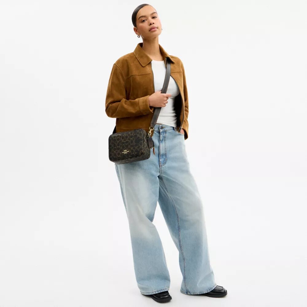 Carey-crossbodytas van het ‘Loved’ Signature Canvas met bedels