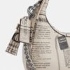 Carmen Minitas met krantenprint