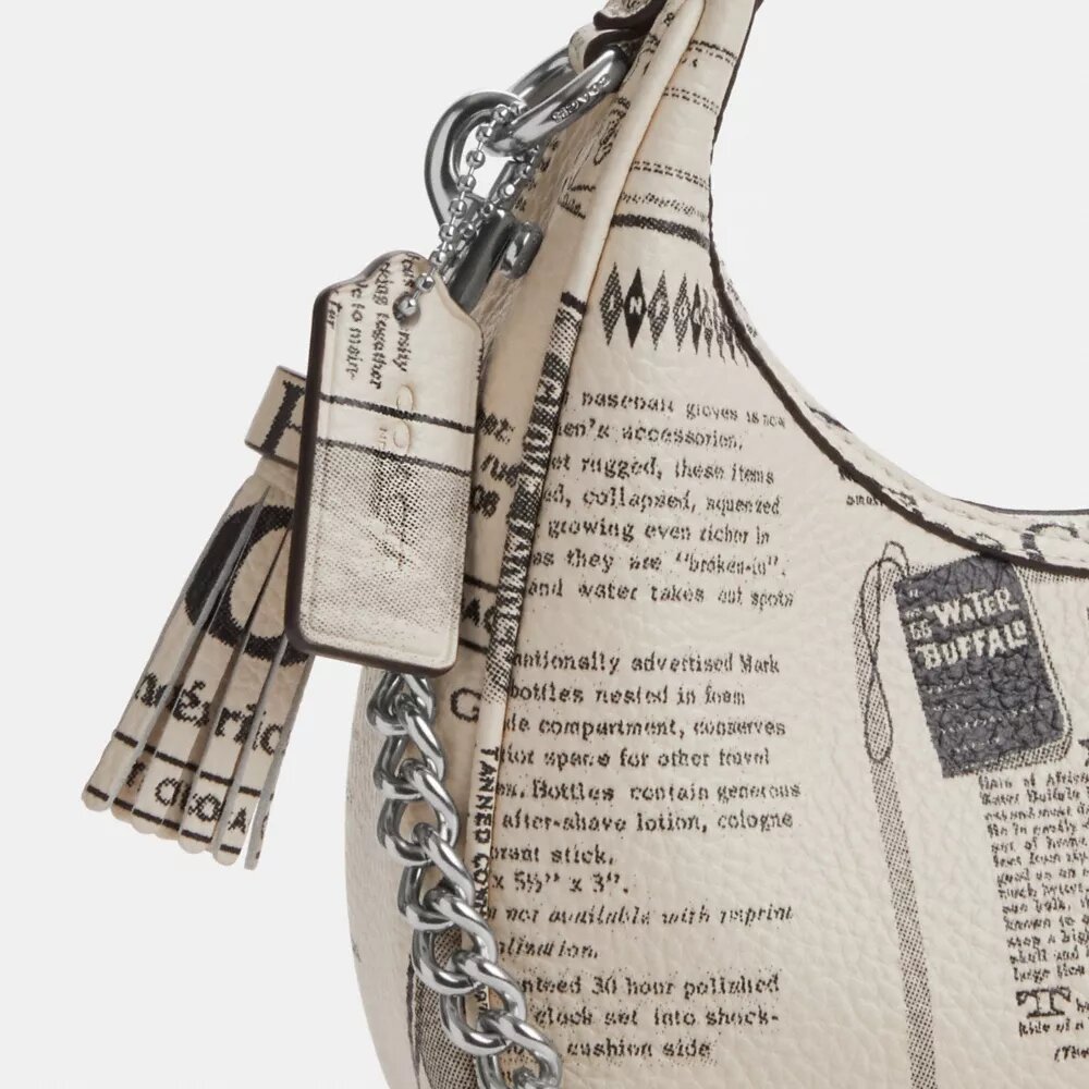 Carmen Minitas met krantenprint