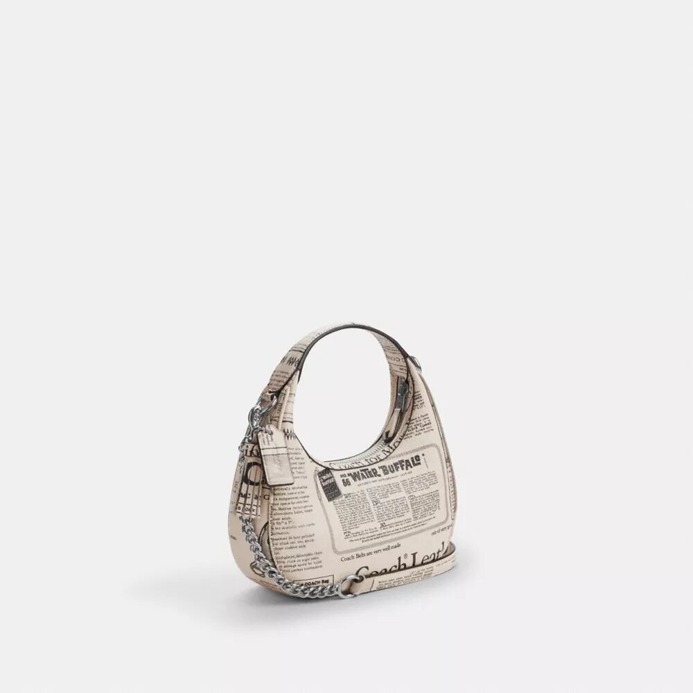 Carmen Minitas met krantenprint