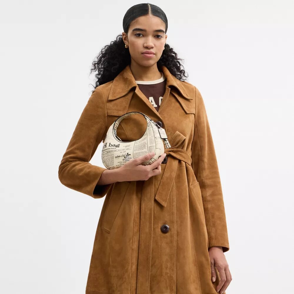 Carmen Minitas met krantenprint