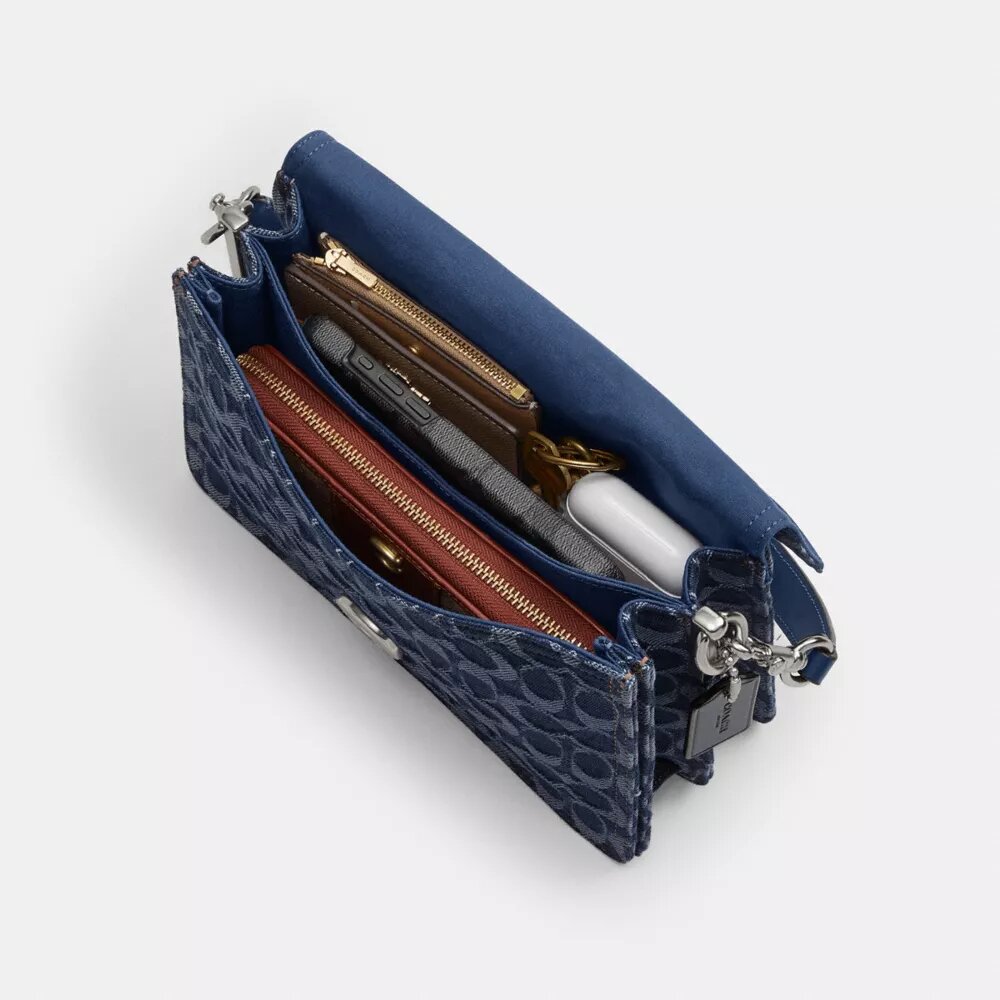 Chain Tabby-schoudertas in kenmerkend denim