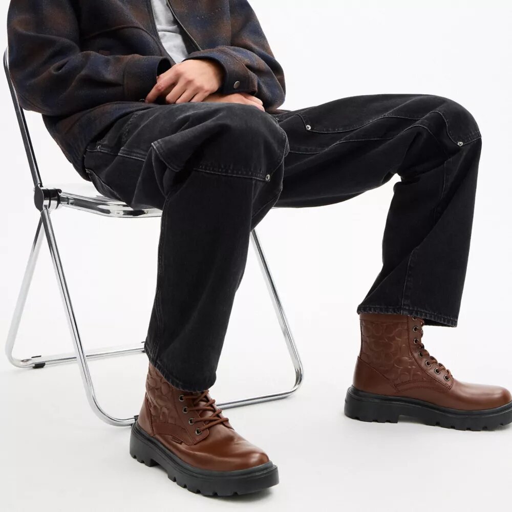 Combat boots of kenmerkend leer