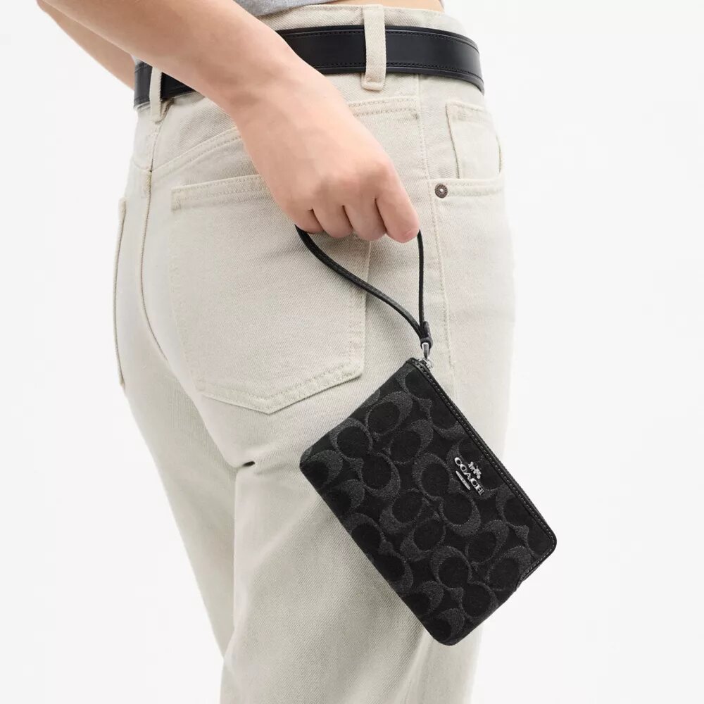 Corner Polsbandtasje met ritssluiting in kenmerkend denim