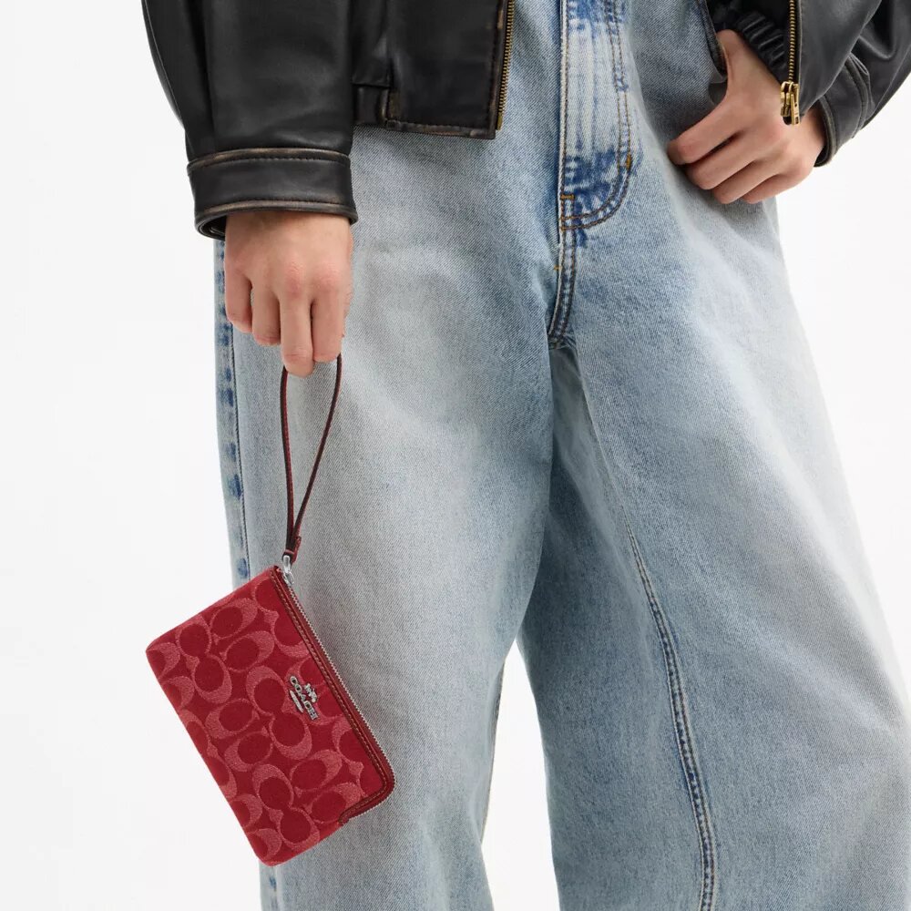 Corner Polsbandtasje met ritssluiting in kenmerkend denim