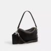 Dakota-crossbodytas van 'Loved Leather' met bedels
