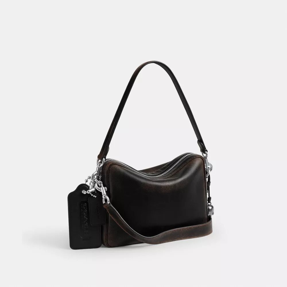 Dakota-crossbodytas van 'Loved Leather' met bedels