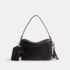 Dakota-crossbodytas van 'Loved Leather' met bedels