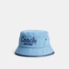 Denim buckethoed met geborduurd Coach-logo