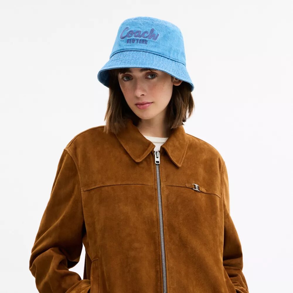 Denim buckethoed met geborduurd Coach-logo