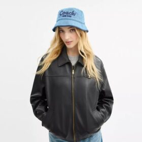 Denim buckethoed met geborduurd Coach-logo