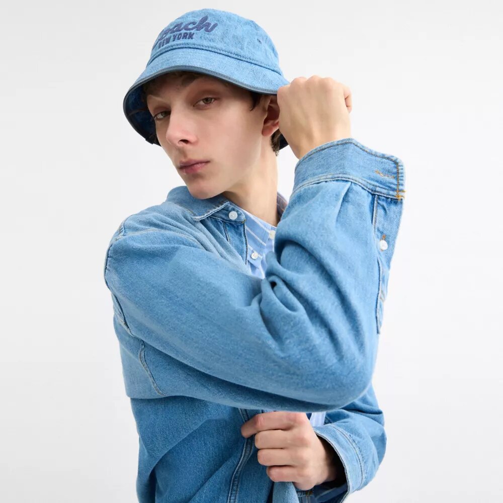 Denim buckethoed met geborduurd Coach-logo