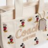 Disney X Coach Cargo-tote bag 26 met Mickey Mouse van regeneratief katoenen canvas