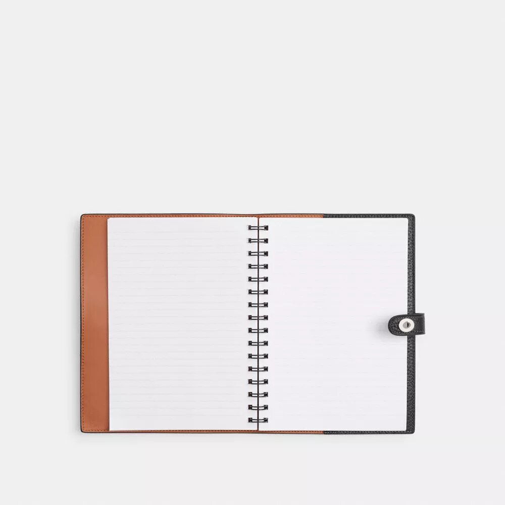 Disney X Coach-notitieboekje van regeneratief leer met Mickey Mouse