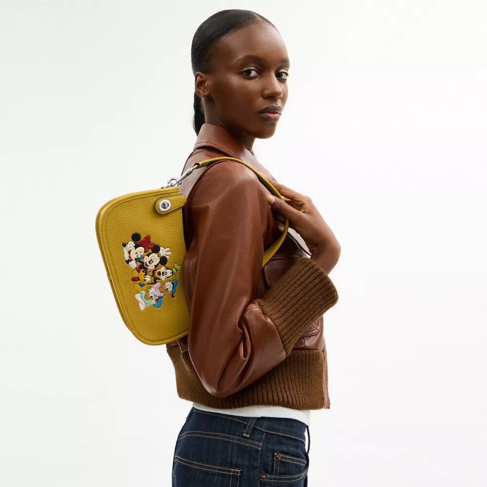 Disney X Coach Swinger-tassen van regeneratief leer met Mickey Mouse en vrienden