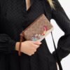 Essentiële kleine polbandtasje van Signature Canvas met kerstcadeaus