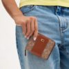 Essentiële portemonnee in Signature Canvas met kleurblokken