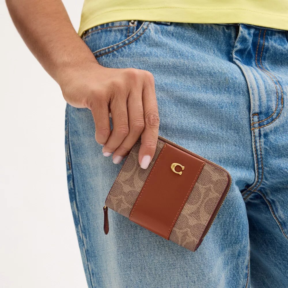 Essentiële portemonnee in Signature Canvas met kleurblokken