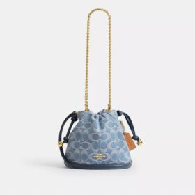 Faye Minitas met trekkoord in kenmerkend denim