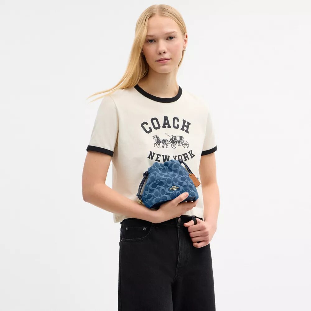 Faye Minitas met trekkoord in kenmerkend denim
