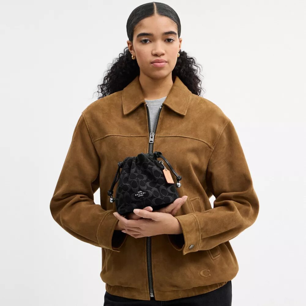 Faye Minitas met trekkoord in kenmerkend denim