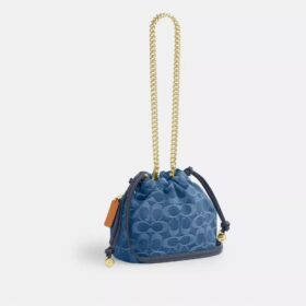 Faye Minitas met trekkoord in kenmerkend denim