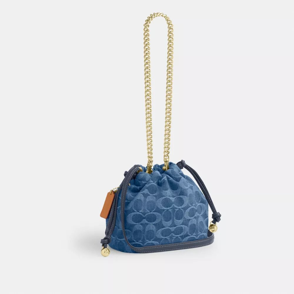 Faye Minitas met trekkoord in kenmerkend denim