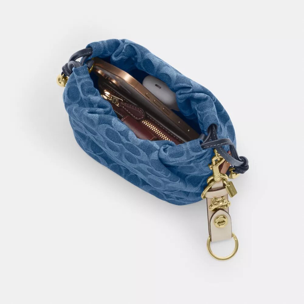 Faye Minitas met trekkoord in kenmerkend denim