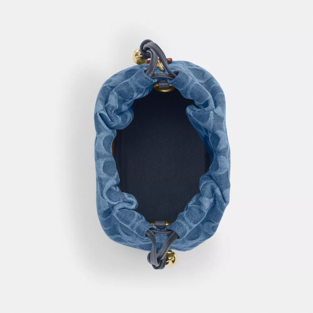 Faye Minitas met trekkoord in kenmerkend denim
