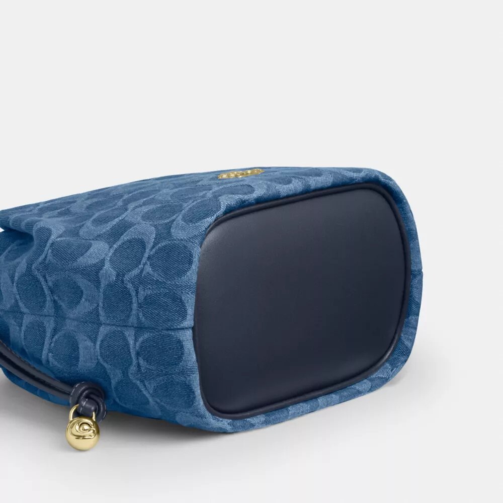 Faye Minitas met trekkoord in kenmerkend denim