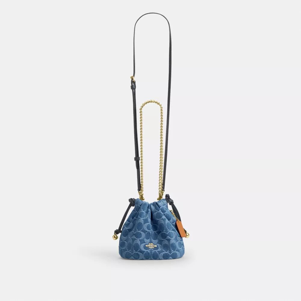 Faye Minitas met trekkoord in kenmerkend denim