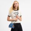 Faye Minitas met trekkoord in kenmerkend denim