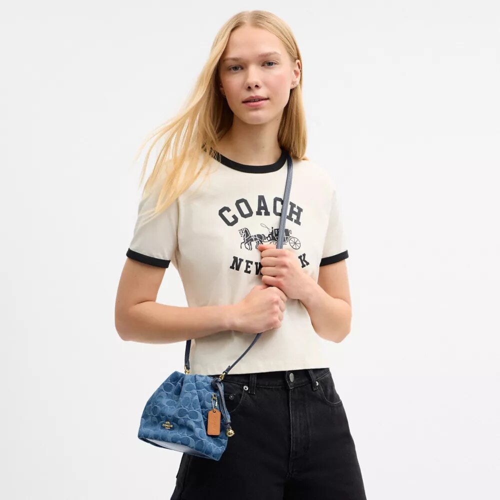 Faye Minitas met trekkoord in kenmerkend denim
