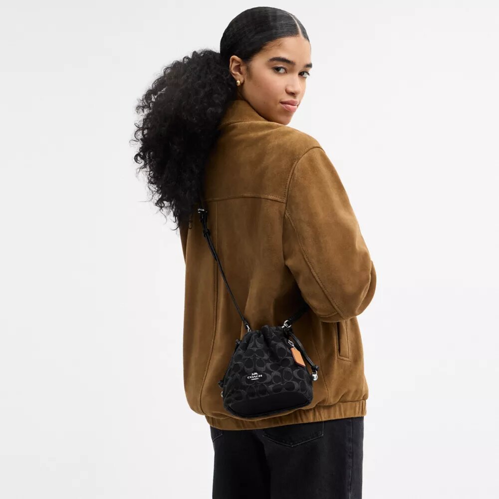 Faye Minitas met trekkoord in kenmerkend denim
