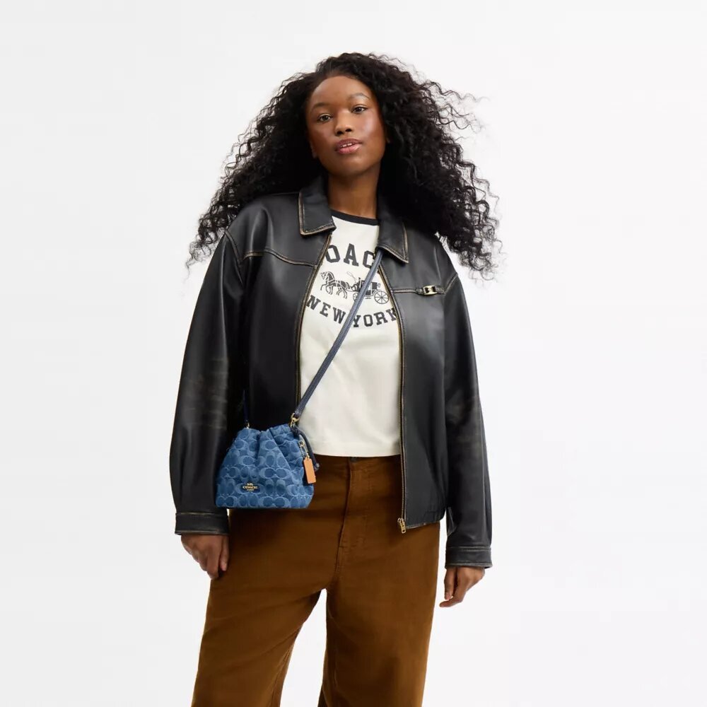 Faye Minitas met trekkoord in kenmerkend denim