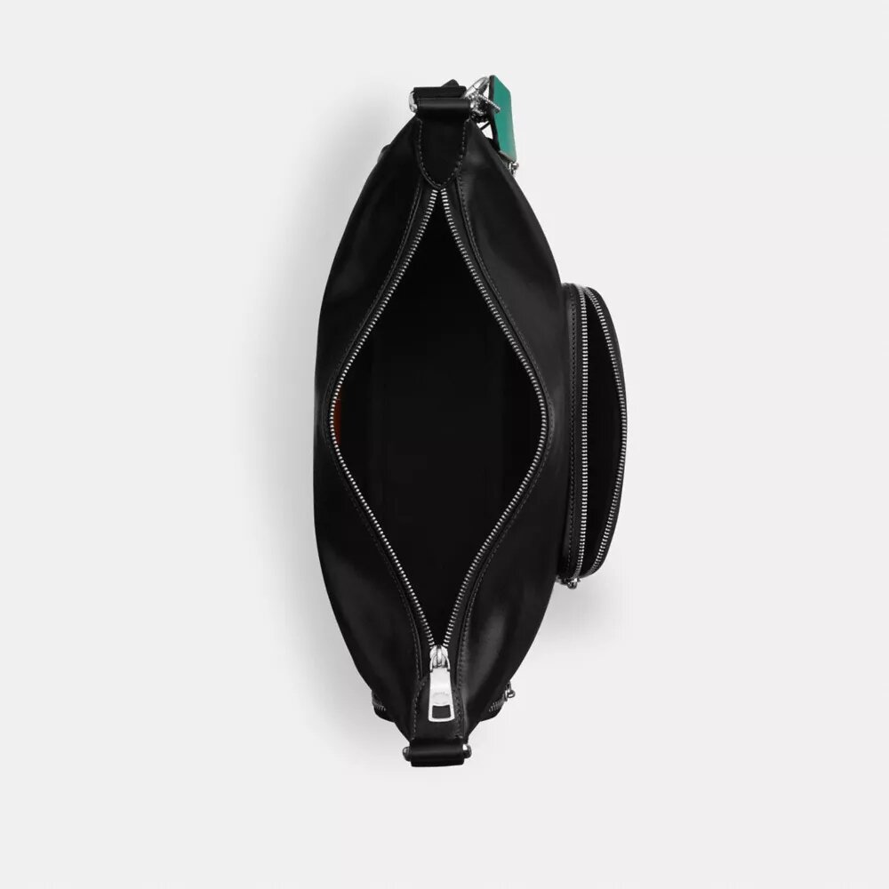Finn-crossbodytas met vakken en bedels