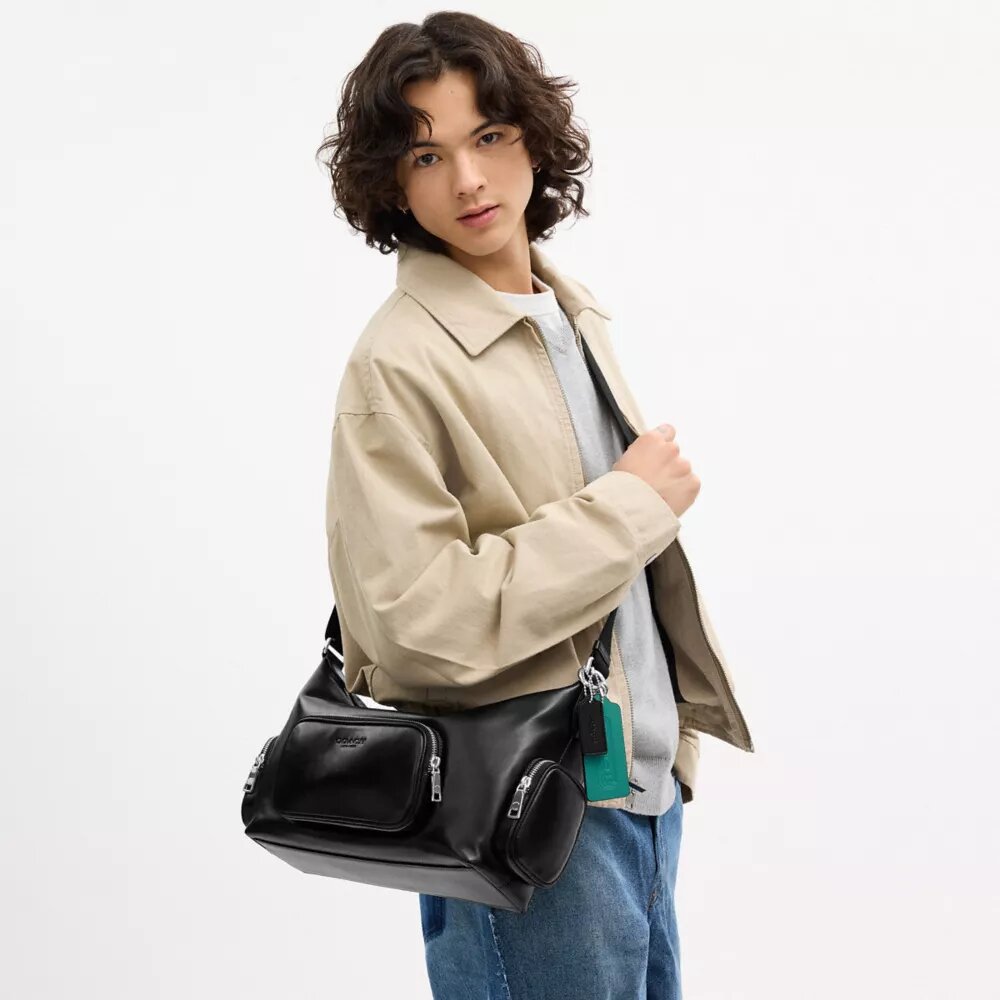 Finn-crossbodytas met vakken en bedels