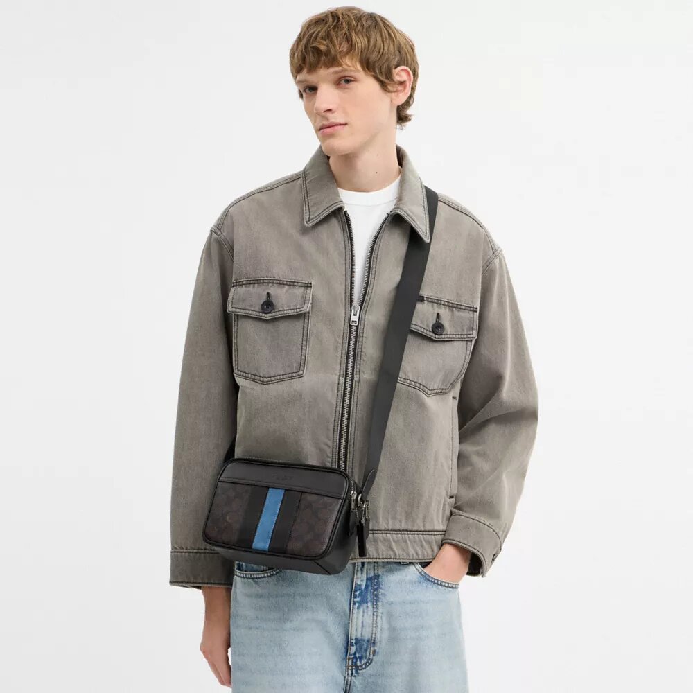 Graham-crossbodytas van Signature Canvas met varsity-strepen