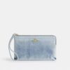 Grote polbandtasjes met rits in de hoek van ‘Loved Denim’